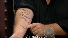 “皮肤耗尽”：保罗·穆雷卷起袖子嘲笑安东尼·阿尔巴内塞在西澳消费税交易上纹身表演后做出的承诺