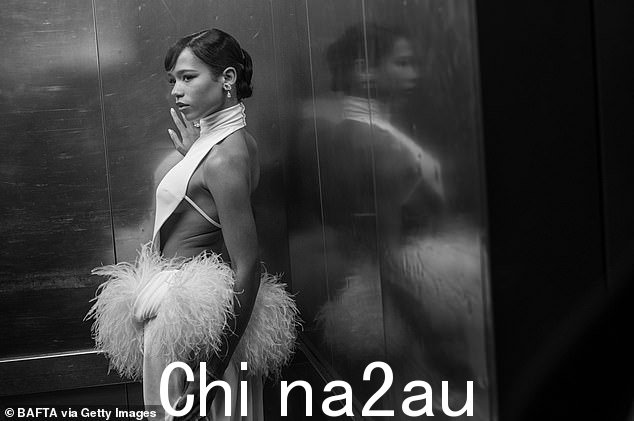 女演员没有出席颁奖典礼,她的男朋友、歌手哈利·斯泰尔斯