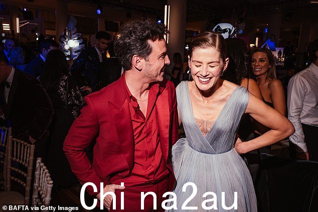 罗莎蒙德·派克 (Rosamund Pike),45 岁,错过了《索尔特本》最佳女配角奖Holdovers¿ Da¿Vine Joy Randolph 但与 Emerald 对面的朋友们愉快地聊天(与 Andrew 合影)
