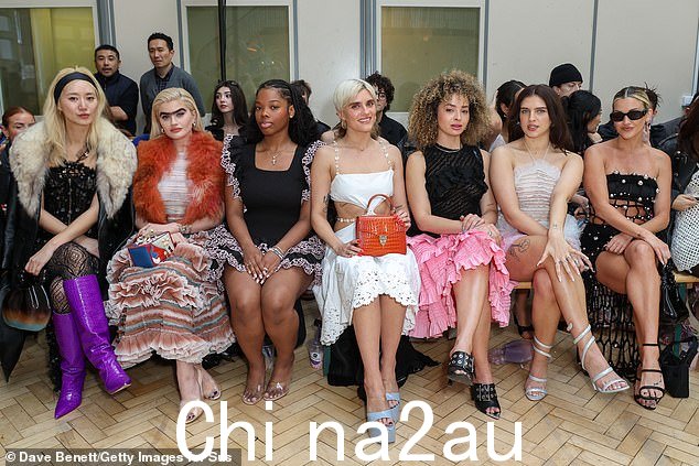 女歌手被拍到坐在 Ashley、India Rawsthron、Lou Teasdale、Katy B 和 Lauren Mayberry 旁边欣赏演出前排