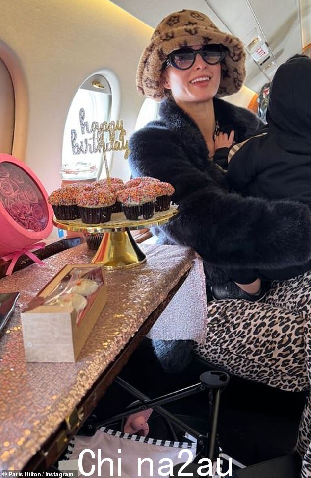 帕丽斯·希尔顿 (Paris Hilton) 于周六庆祝自己的 43 岁生日,与 43 岁的丈夫卡特·雷姆 (Carter Reum) 和儿子菲尼克斯 (Phoenix) 一起度假