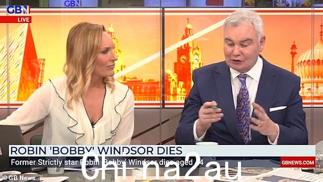 64 岁的埃蒙·霍姆斯 (Eamonn Holmes) 在周二与伊莎贝尔·韦伯斯特 (左) 一起主持英国新闻时宣布罗宾·温莎去世的消息时,明显情绪激动
