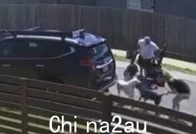 代理法官保罗·伯恩表示,这段视频显示出“令人难以置信的无能表现”,似乎没有人“知道他们在做什么。”class=