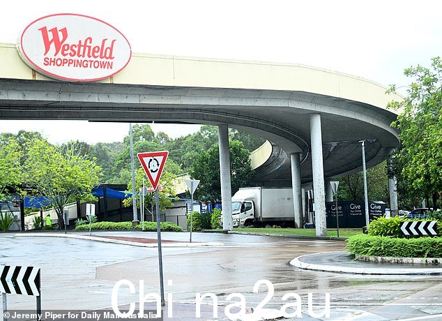 周二凌晨 4.25 左右,紧急服务被呼叫至新南威尔士州中央海岸的 Westfield Tuggerah(如图)