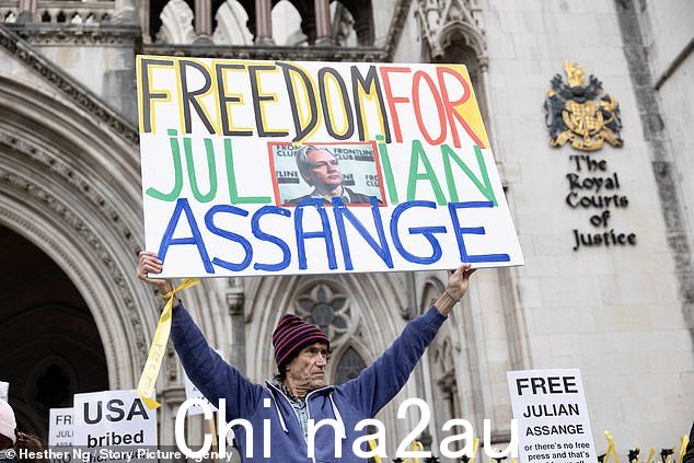 今天数十名抗议者聚集在高等法院外支持朱利安阿桑奇