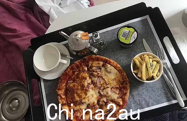 伦敦诊所的患者每次用餐时可以选择汤、沙拉、小盘和主餐。图为:披萨和薯条搭配茶和冰糕作为甜点
