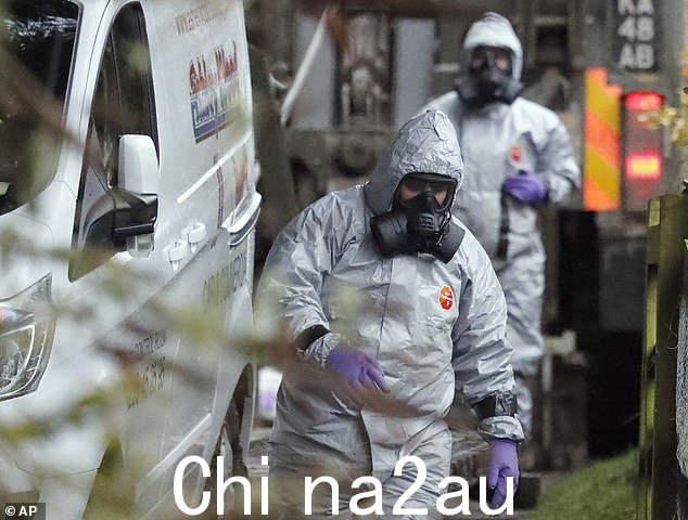 2018 年 3 月 12 日,英国温特斯洛,身着防护装备的人员在一辆货车上工作,对前俄罗斯情报官员谢尔盖·斯克里帕尔 (Sergei Skripal) 及其女儿尤利娅 (Yulia) 神经毒剂中毒事件的调查仍在继续