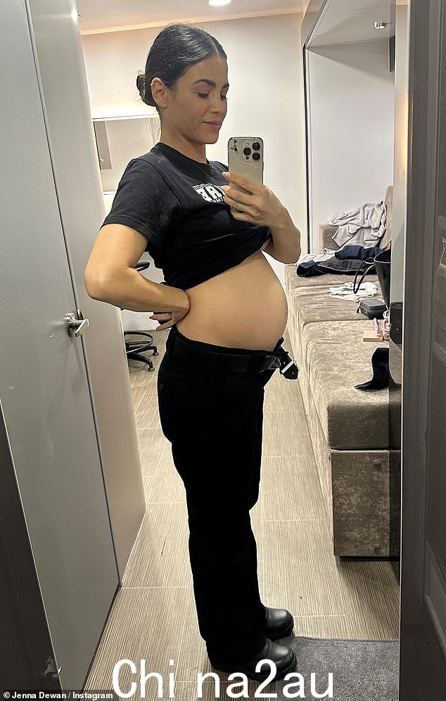 Dewan 与 Tatum 共同育有 10 岁的女儿 Everly,她在快照中还模特了其他几套休闲服装