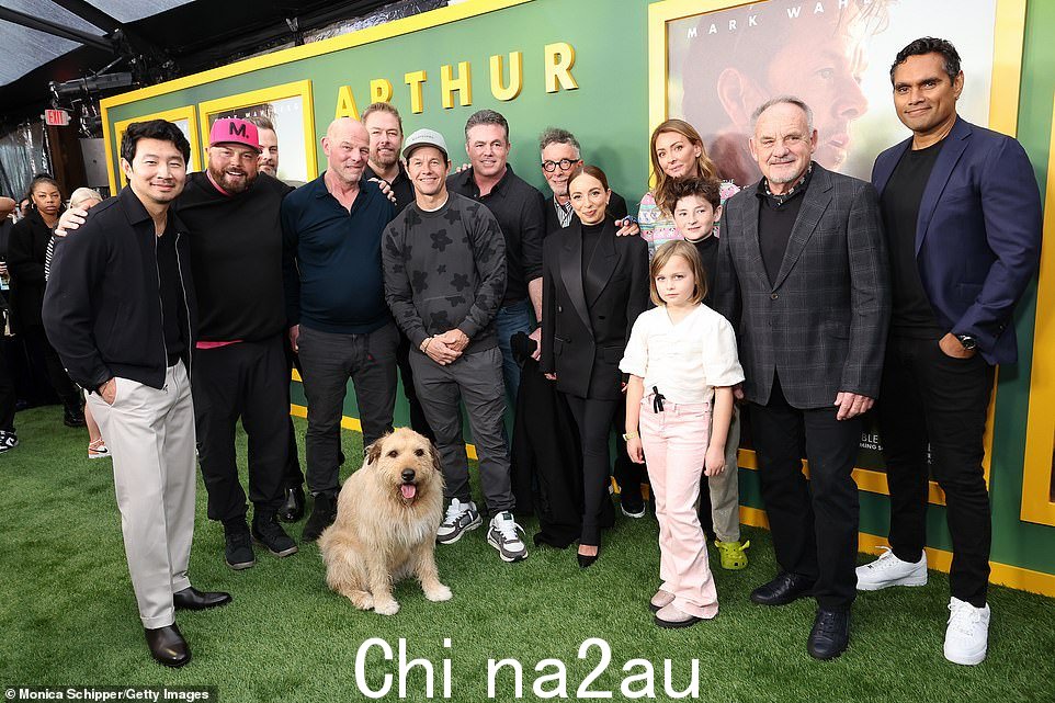Simu 和 Wahlberg 确保与(从左到右)Mikael Lindnord、Simon Cellan Jones、Michael Brandt、Ukai、Tucker Tooley、Mark Canton、Dorothy Canton、Tessa Tooley、Cece Valentina、 Paul Guilfoyle 和 Rob Collins