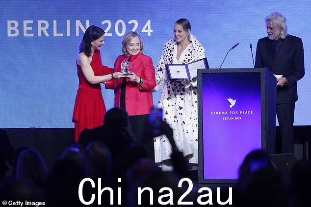 但是 TMZ 周五报道称,上世纪 90 年代中期担任洛杉矶警察局媒体关系部指挥官的大卫·加斯康 (David Gascon) 不记得发生过那件事