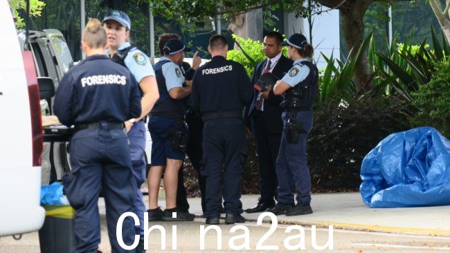 取证和犯罪调查人员在现场调查事件。图片：澳大利亚新闻集团