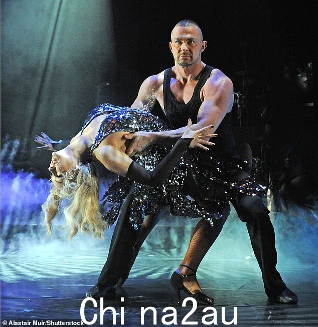 克里斯蒂娜·里哈诺夫 (Kristina Rihanoff) 和罗宾·温莎 (Robin Windsor) 在 2013 年的“Burn The Floor”节目中表演舞蹈