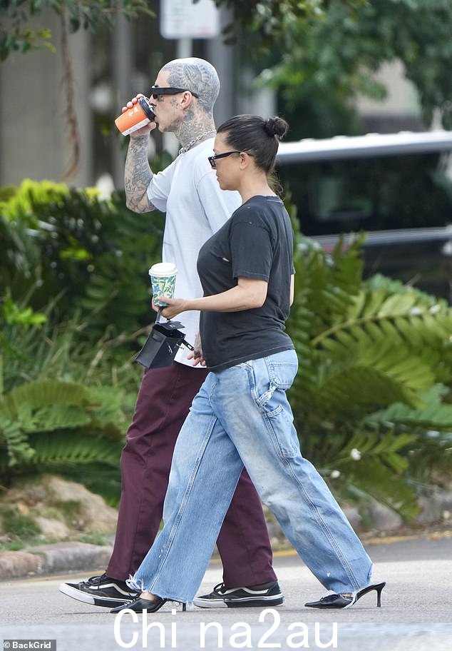 这位娇小的黑发女郎竭尽全力融入背景,选择将她著名的面容隐藏在一副猫眼太阳镜下。