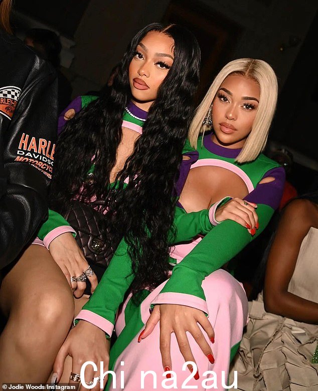 如果伍兹看起来很眼熟,那么她恰好是乔丁·伍兹(Jordyn Woods,右,9 月 13 日摄)的妹妹,乔丁·伍兹曾经与卡戴珊家族的明星凯莉·詹纳形影不离。直到特里斯坦·汤普森丑闻将他们分开