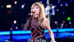 KISS FM 的凯尔·桑迪兰兹 (Kyle Sandilands) 在 Sunrise 现场采访泰勒·斯威夫特 (Taylor Swift) 在悉尼外出就餐时向制片人泼水