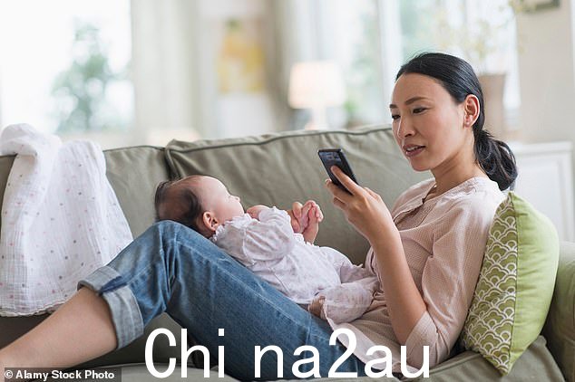 儿童专员敦促家长应解决自己的手机“成瘾”问题,为青少年树立好榜样(库存图片)