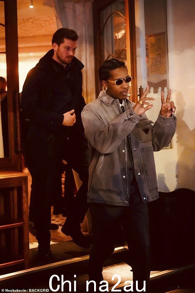随后 A$AP Rocky 离开餐厅,为等待的摄影师摆出姿势