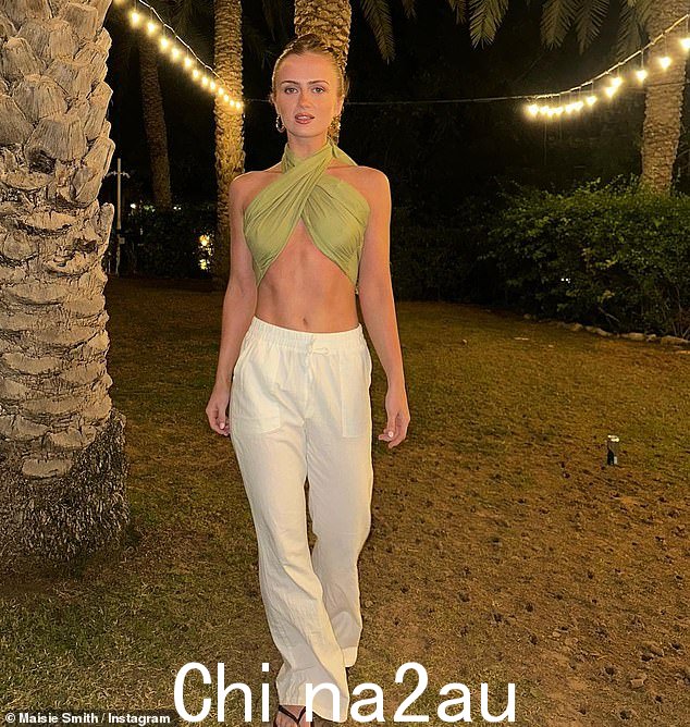 22 岁的麦茜·史密斯 (Maisie Smith) 周二在 Instagram 上与 35 岁的男友马克斯·乔治 (Max George) 一起去迪拜旅行,不戴胸罩,穿着大胆的柠檬绿裹身上衣,展现了非常丰满的身材