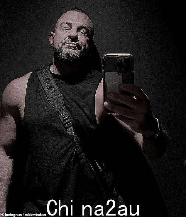 Robin Windsor 在 Instagram 上发布的最后一篇帖子是一张黑白自拍照,标题是“隐藏在阴影中”