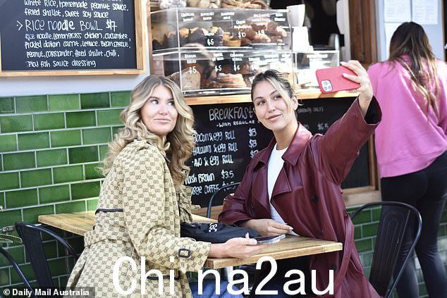 一见钟情的新娘劳伦·邓恩 (Lauren Dunn) 和萨拉·梅萨 (Sara Mesa) 不顾制片人的反对,在参加周三的晚宴之前秘密会面