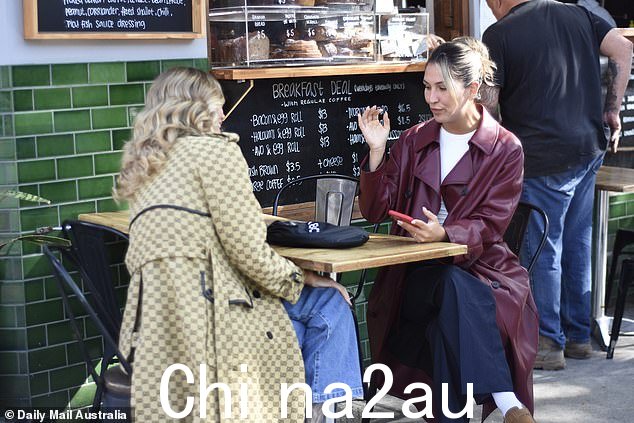 尽管制片人警告演员们不要“追赶”,但劳伦和萨拉却毫不在意,在通话时间之前一起度过了几个小时