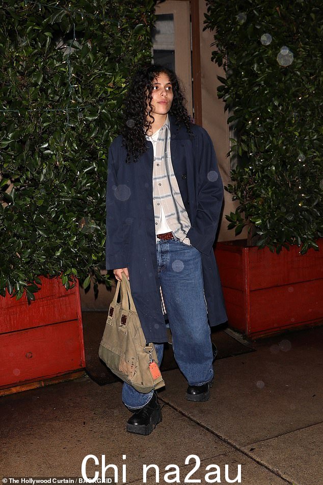 070 Shake,真名 Danielle Balbuena,选择了休闲奶油色格子衬衫和蓝色大衣