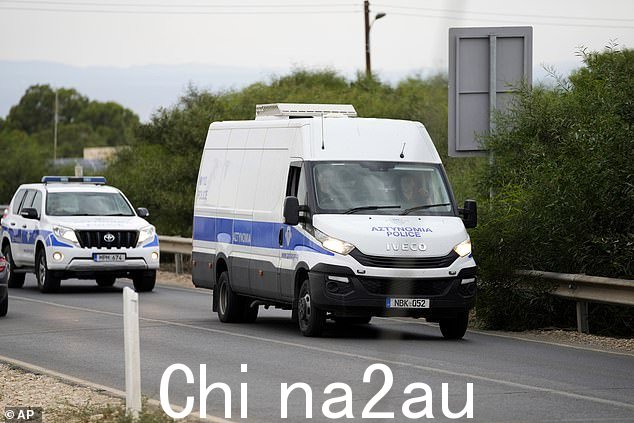 2023 年 9 月 12 日星期二,载着五名被指控强奸一名英国妇女的以色列人的警车抵达塞浦路斯帕拉利姆尼的法马古斯塔地区法院