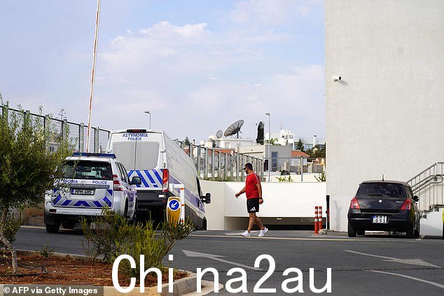 塞浦路斯警车将以色列游客运送到法马古斯塔地区法院,因涉嫌一个月前(2023 年 10 月 5 日)在阿依纳帕轮奸一名英国妇女而受审