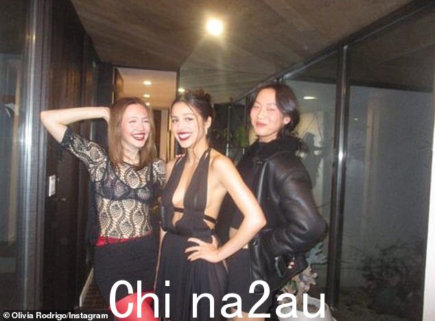 Olivia 确保邀请了她最好的朋友 - Unstable 女演员 Iris Apatow(左)和 The Brothers Sun 女演员 Madison Hu(右) - 他们都出现在她的《Bad Idea Right》和《SOUR Prom》课程的音乐录影带中=