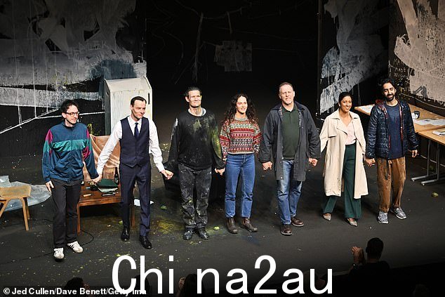(从左到右)演员 Zachary Hart、Paul Hilton、Matt Smith、Jessica Brown Findlay、Nigel Lindsay、Priyanga Burford 和 Shubham Saraf