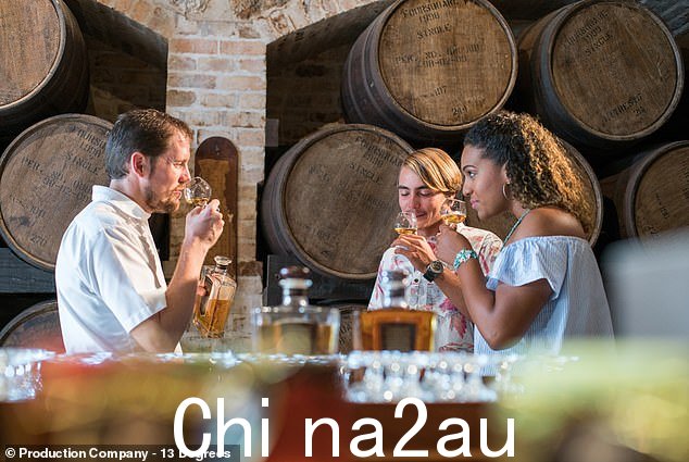 岛上迷人的历史名胜包括乔治华盛顿故居和圣尼古拉斯修道院(上图)、种植园、博物馆和朗姆酒酿酒厂