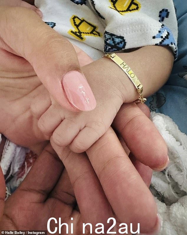 Halle 一月份在 Instagram 上透露她已经生了孩子,分享了这张照片并写道:“2023 年能为我做的最伟大的事情就是给我带来我的儿子”