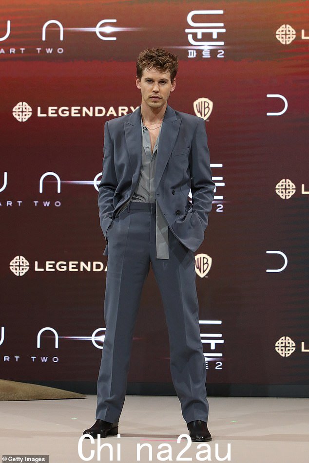 这对搭档还有明星同伴奥斯汀·巴特勒 (Austin Butler) 加入,他穿着炭灰色西装,看起来非常英俊