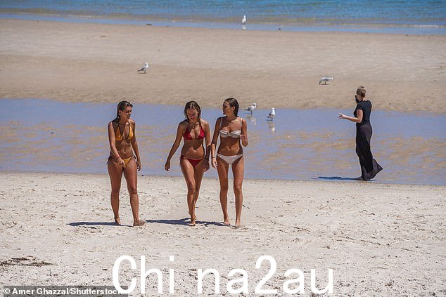 澳大利亚每个州和领地都在周末前准备迎接猛烈的热浪(如图,周三阿德莱德的海滩游客享受 36 摄氏度的天气)