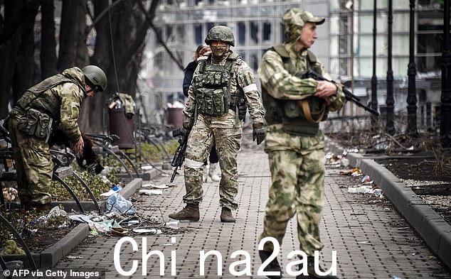 乌克兰的物资短缺问题也因其对西方资金和装备支持的依赖而成为焦点。图:2022 年在马里乌波尔的俄罗斯士兵