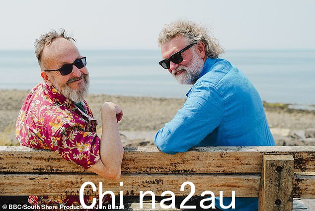 Simon said: aid: '很高兴能和我最好的伙伴一起回到这里。 18 个月前,我们没想到我们会再次骑上自行车在 Dave 的后院闲逛,这真是太棒了'