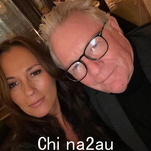 备受争议的喜剧演员吉姆·戴维森去年与结婚 14 年的妻子米歇尔·科顿离婚后,与比他小 23 岁的女友娜塔莎(如图)“开启了新篇章”