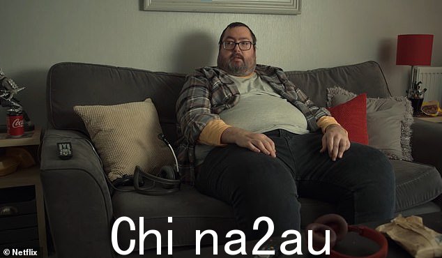 他在 Netflix 的 Ricky Gervais 的《After Life》最后一季中客串饰演“自助餐男” - 该剧在他分享医院自拍照前几周就播出了” class=