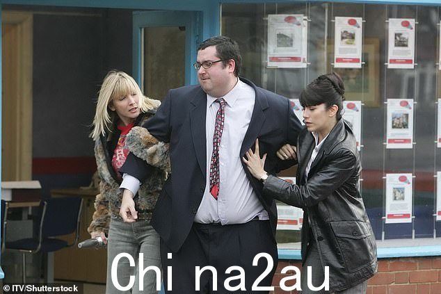 Ewen McIntosh 在 2004 年的《郊区谋杀案》中与 Lisa Faulkner 和 Caroline Catz 合影