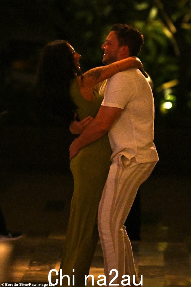 Diags 抱起她并用双臂搂住她