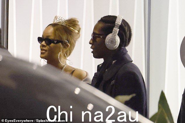 A$AP Rocky 在与他的长期伴侣共度时光时选择了皮夹克和图案围巾