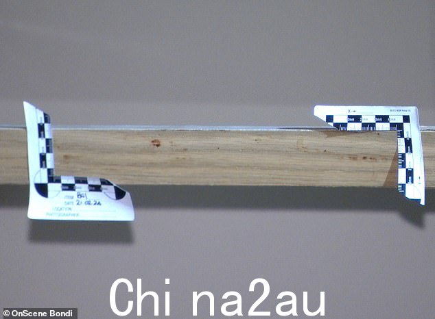 从家里拿走的家具似乎沾满了血