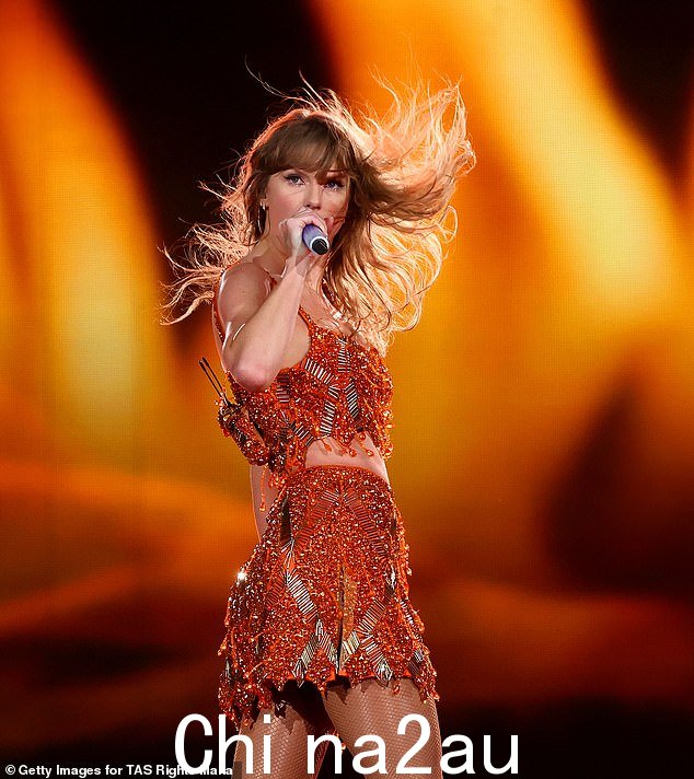 泰勒·斯威夫特 (Taylor Swift) 粉丝分享了一些在超级巨星 Eras 巡演中拍摄您最喜欢的表演的技巧。泰勒如图所示