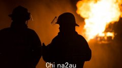 博福特丛林大火：1000名消防员正在与失控的大火搏斗，维多利亚州西部数千名居民被告知撤离