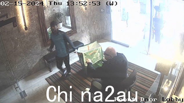 事件始于 Razzaghi 先生因将包裹留在大厅而与亚马逊员工对质