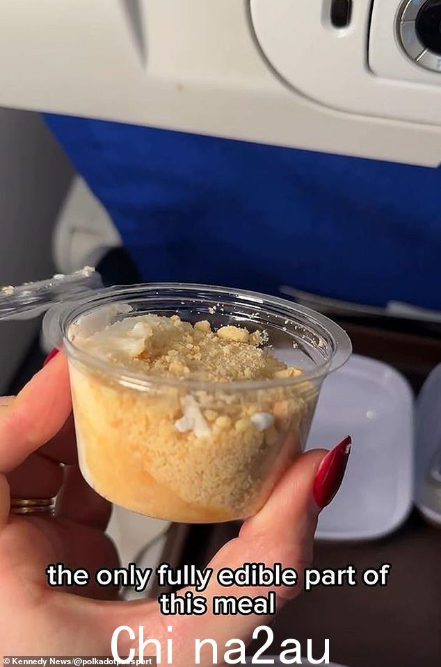 她补充道:'这顿饭中唯一完全可以食用的部分是梨乳清干酪碎,它甚至不好吃,只是比其他东西好很多'