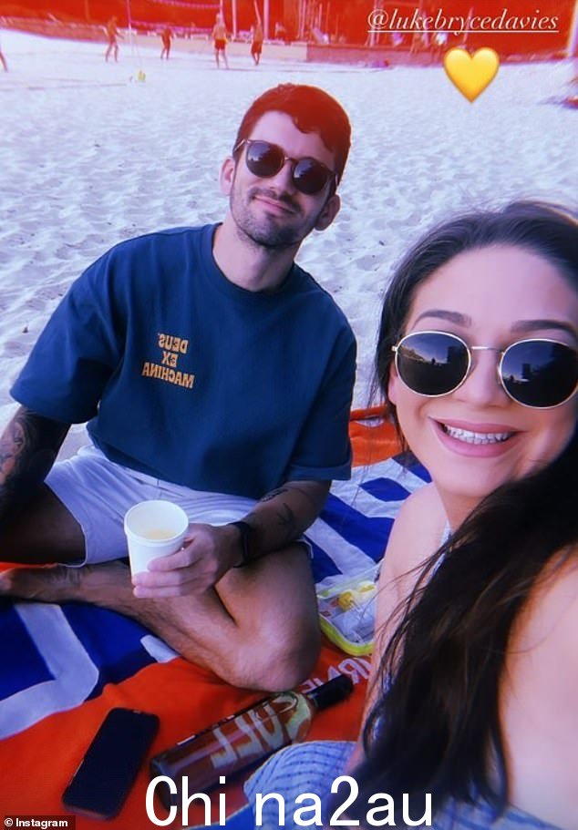 澳洲航空空姐 Maddison Bradley(与最好的朋友 Luke Davies 合影)说他“深受喜爱”