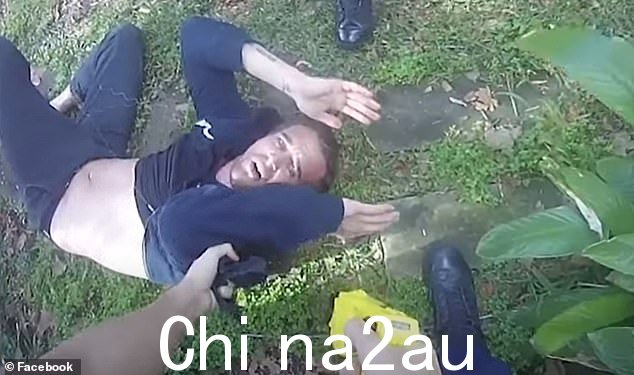 克里斯·布拉德肖 (Kris Bradshaw) 因涉嫌被警方通缉而在帕丁顿花园中被博·拉马尔 (Beau Lamarre) 电击