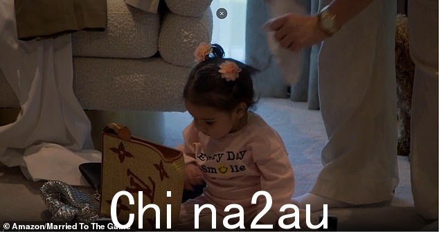 Riyad Mahrez 和 Taylor Ward 的女儿被发现在玩她妈妈的 Louis Vuitton 包
