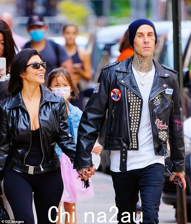 考特尼·卡戴珊 (Kourtney Kardashian) 和她的丈夫特拉维斯·巴克 (Travis Barker) 目前正在澳大利亚度过他们的美好时光,他将带着眨眼 182 巡演该国。照片中的两人